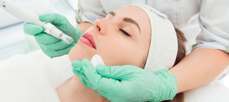 Cosmetologist doing mesotherapy